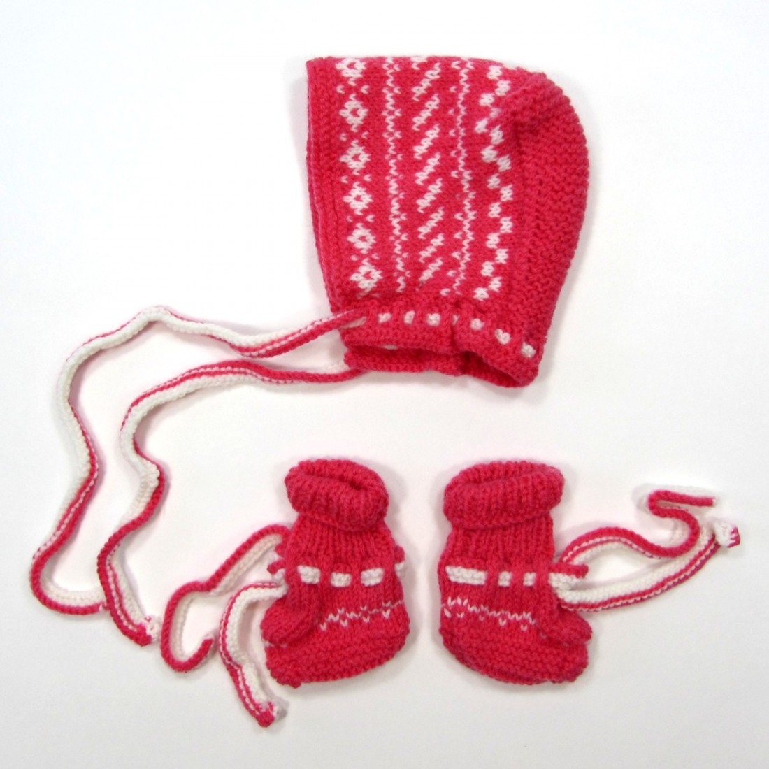 Béguin et chaussons bébé fille rose en tricot à dessins géométriques